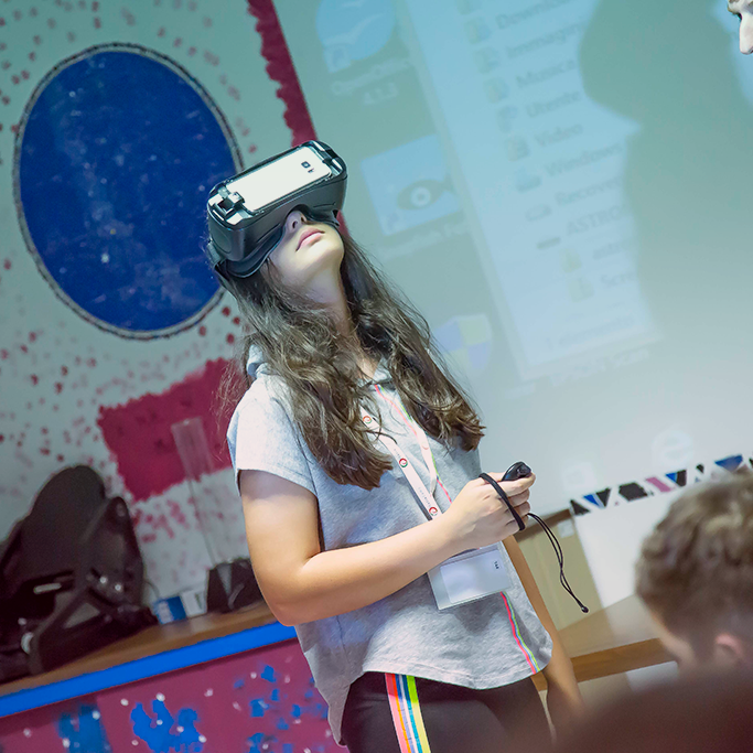 Ragazza impara a usare un dispositivo per la realtà aumentata durante lo STEAMcamp